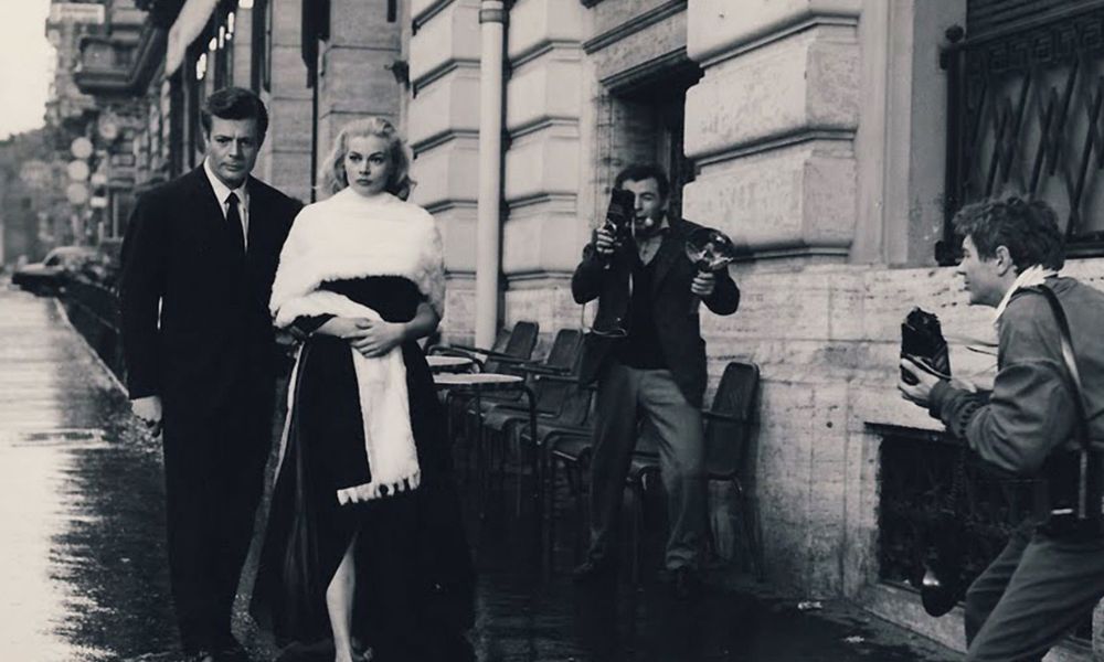 La dolce vita, de Federico Fellini, donde un paparazzi persigue a famosos