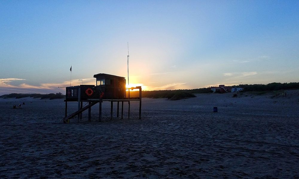 Una playa de Argentina repleta de arena, durante el atardecer.