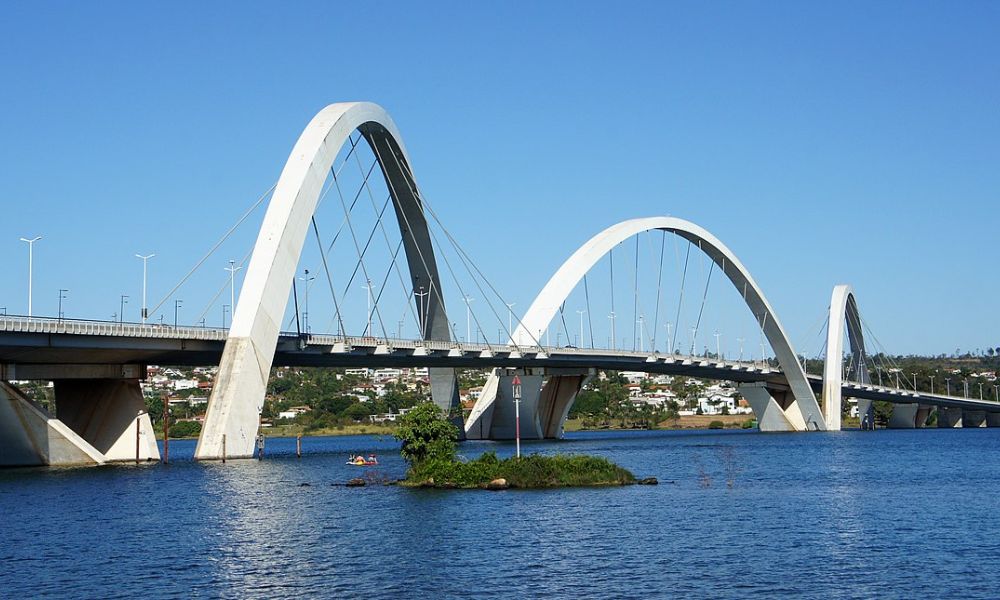 Naturaleza alrededor del puente Juscelino Kubitschek.