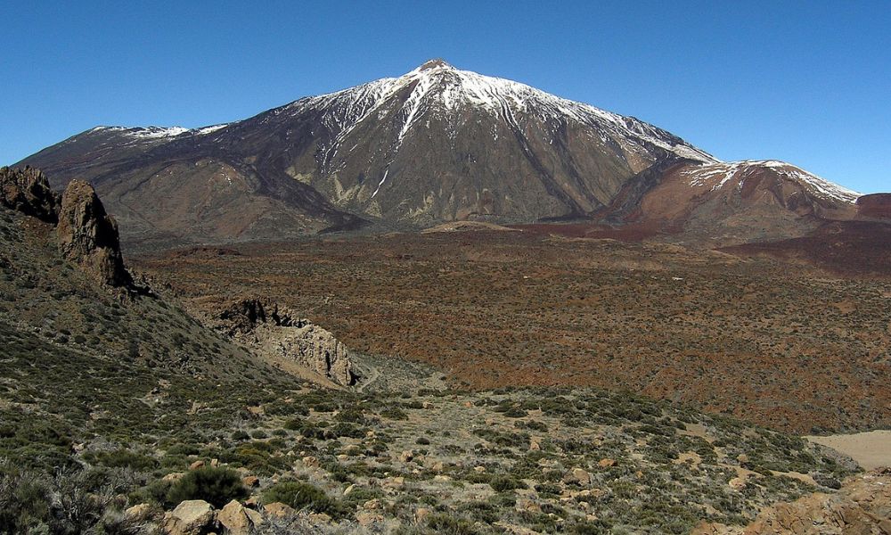 Nieve en la cima de la montaña más alta de España.