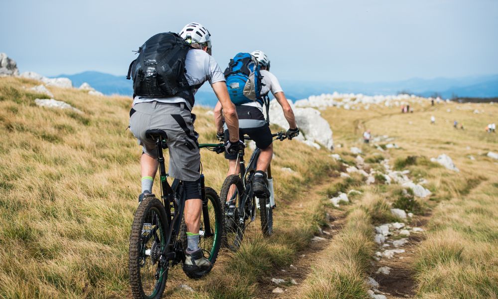 dos ciclistas andando por la montaña