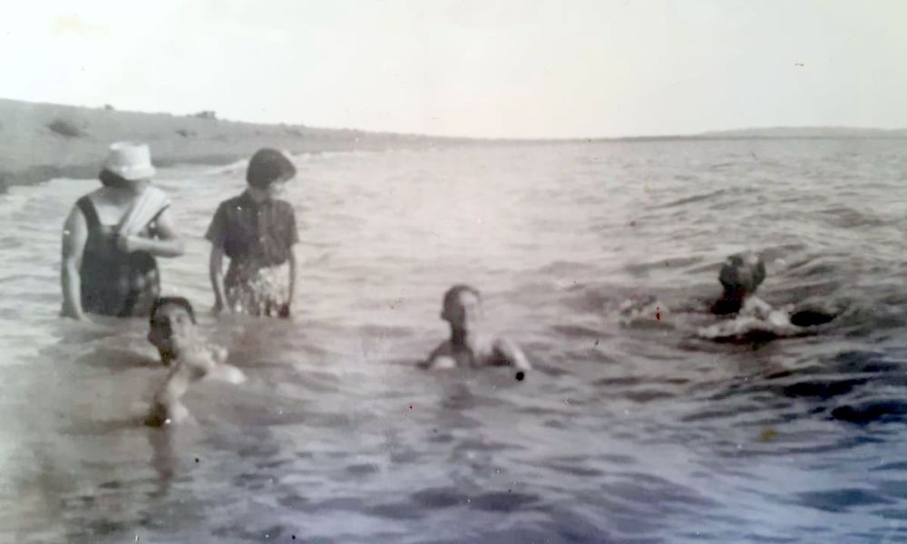 Natación en el lago Colhué Huapi, cuando tenía agua. 