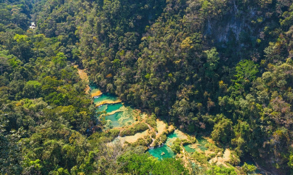 Vista aérea de las piscinas naturales que se esconden en Latinoamérica