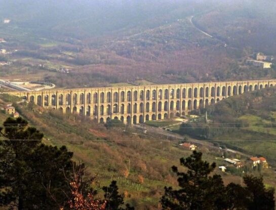 Carolino, el enorme acueducto de 263 años que se conserva en Italia 