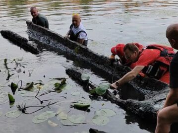 Canoa antigua oculta en el río Narew de Polonia