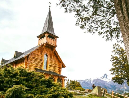 San Eduardo, la pequeña capilla que se construyó entre los bosques de la Patagonia