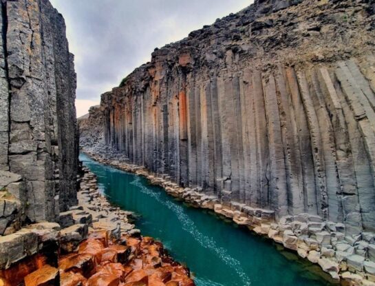 Stuðlagil: el cañón de Islandia que se formó hace millones de años con paredes de basalto