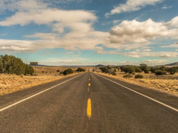 Cuál es la diferencia entre "highway" y "freeway" en Estados Unidos