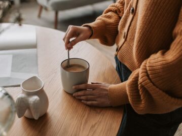 Persona tomando café