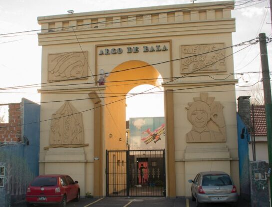 ¿Sabías que existe un Arco del Triunfo en homenaje a Carlitos Balá en Buenos Aires?