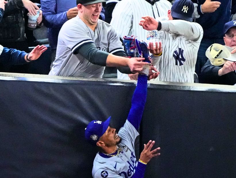 fan interfiere en partido de béisbol Yankees y Dodgers