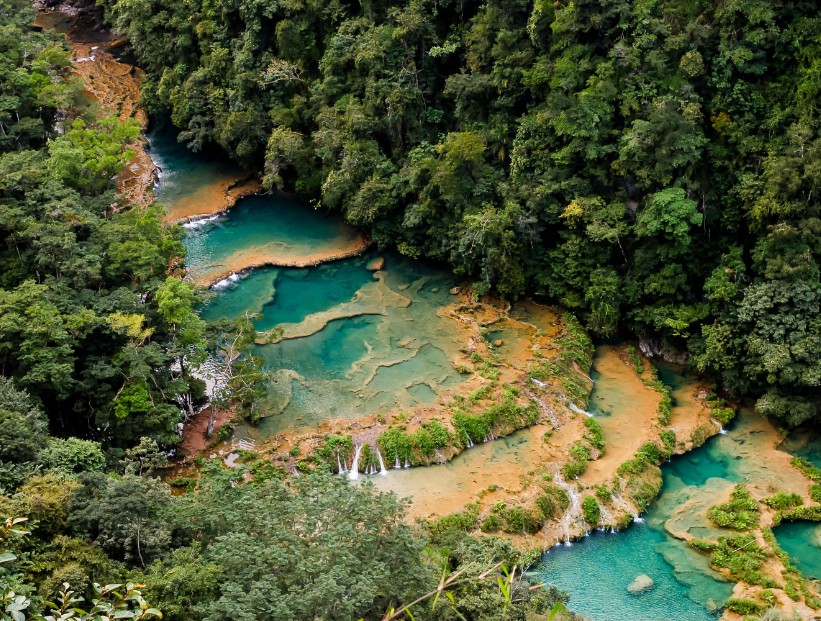 Semuc Champey, el paisaje natural de piletas turquesas que esconde Guatemala