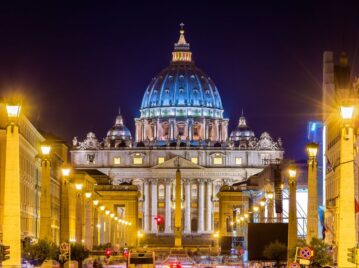 ciudad del vaticano de noche