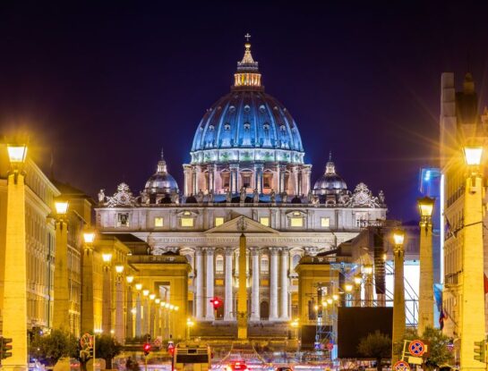 ciudad del vaticano de noche