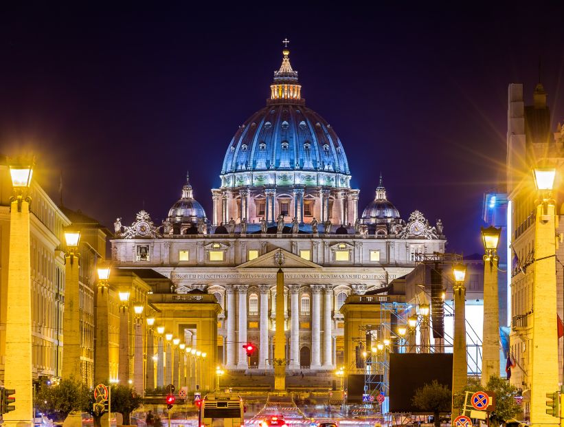 ciudad del vaticano de noche