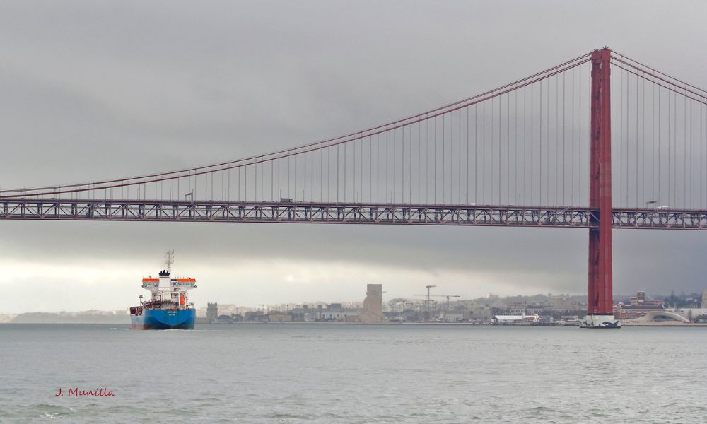 Puente 25 de abril que cruza el mar de la Paja en Portugal.