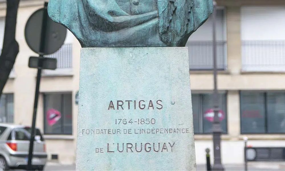 Inscripción del busto de Artigas en la Plaza del Uruguay