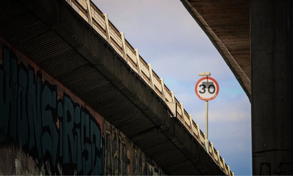 Señal que marca los límites de velocidad. 