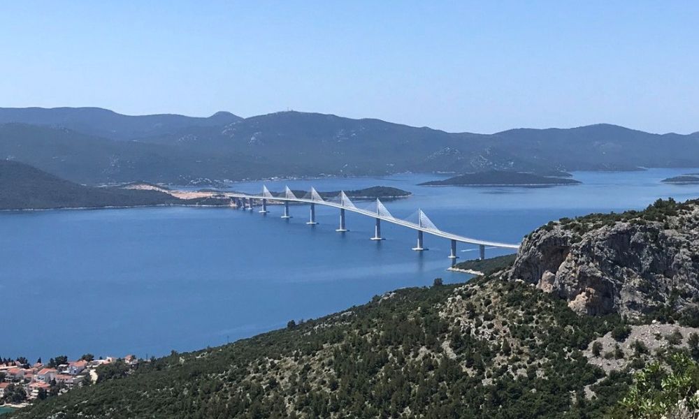 Vistas panorámicas alrededor del puente de Pelješac.