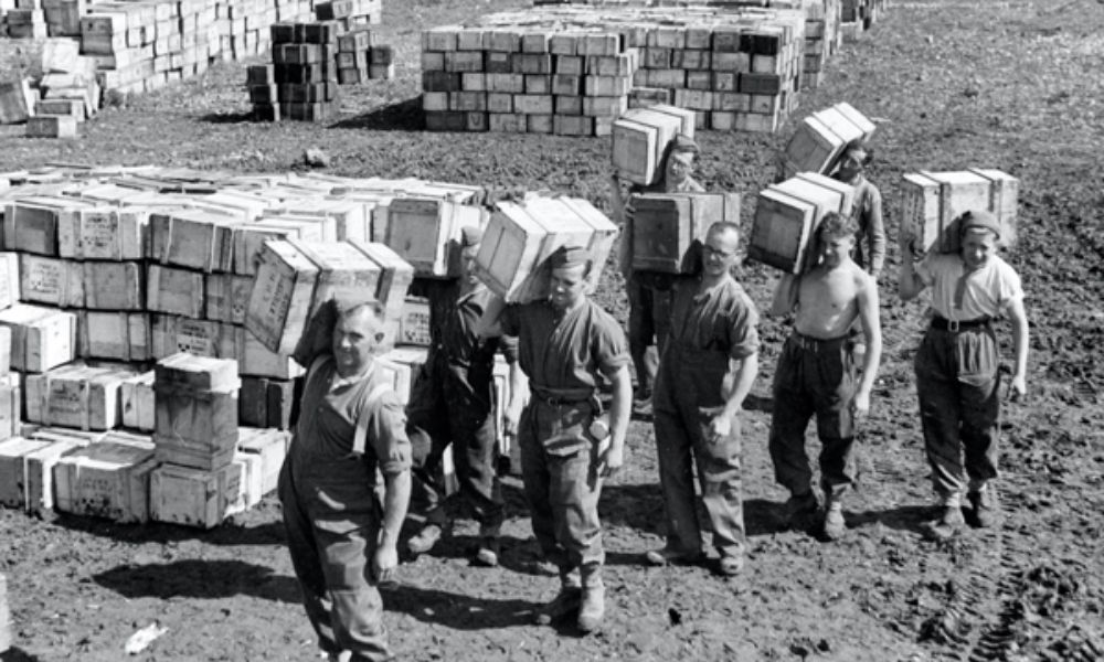 soldados de la segunda guerra mundial llevando cajas de municiones