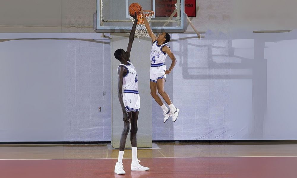 Manute Bol a la izquierda, el basquetbolista más alto