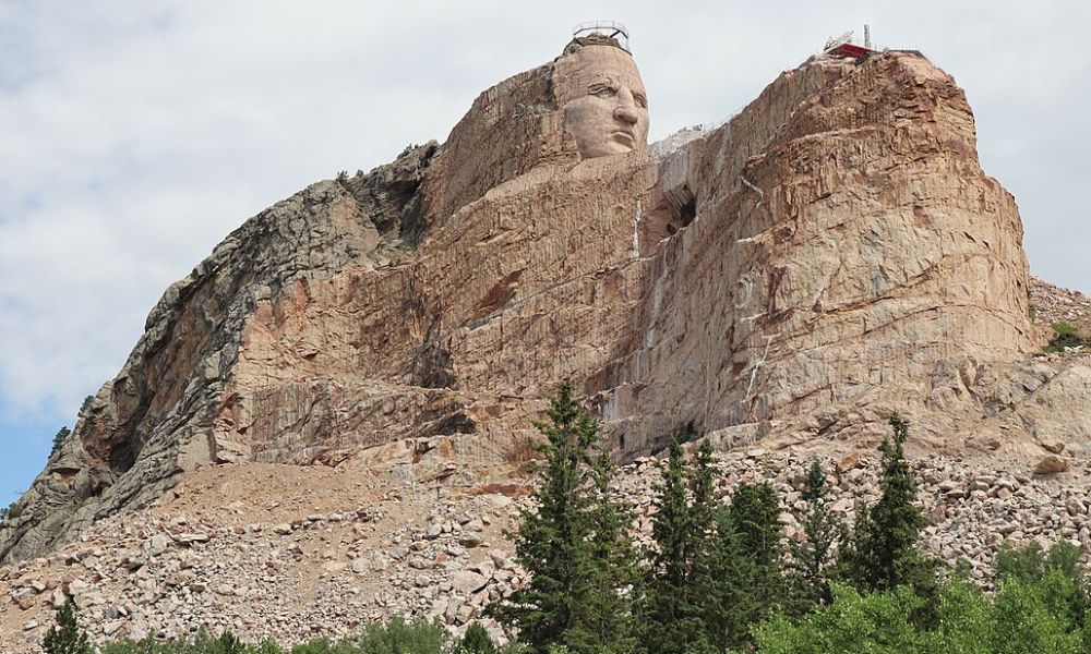 Aspecto actual del monumento "Caballo Loco" de Estados Unidos.