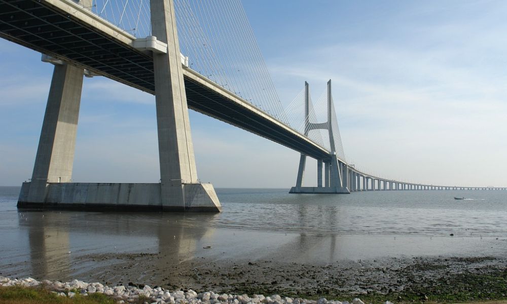 Puente Vasco da Gama que cruza el mar de la Paja en Portugal.