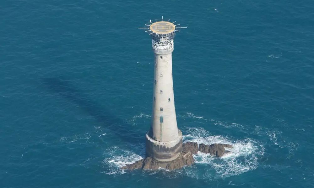 El faro Bishop Rock y su moderno helipuerto.