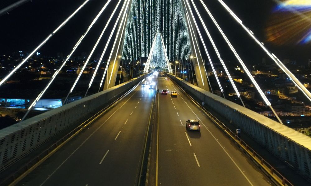 Autos sobre el Viaducto César Gaviria Trujillo.