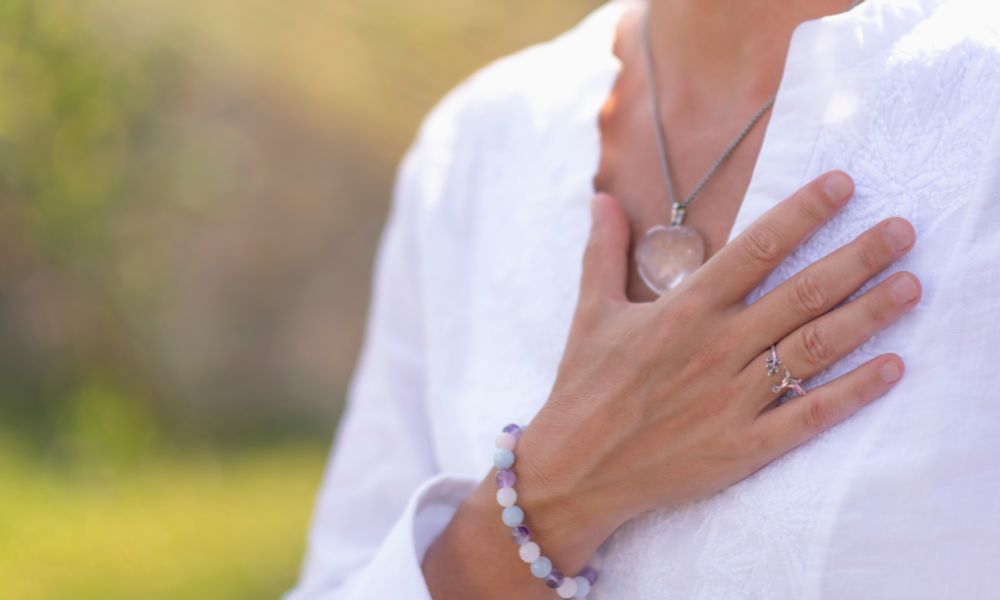 mujer con la mano al pecho