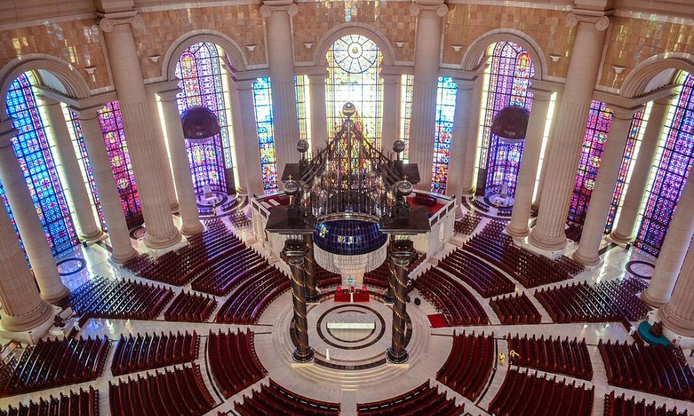 Interior de la iglesia más grande del mundo.