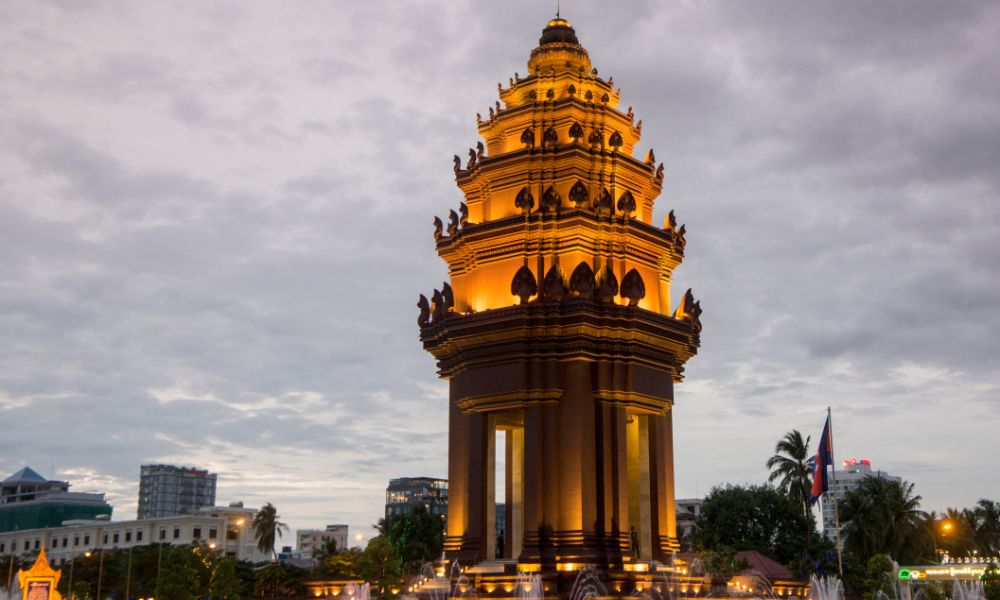 monumento en asia iluminado cónico