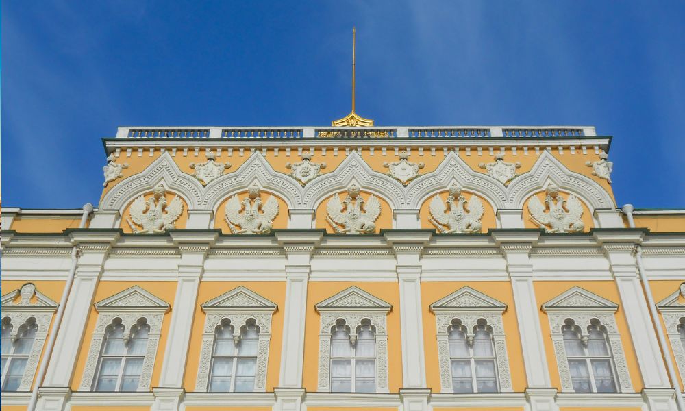 Fachada del Gran Palacio del Kremlin de Moscú