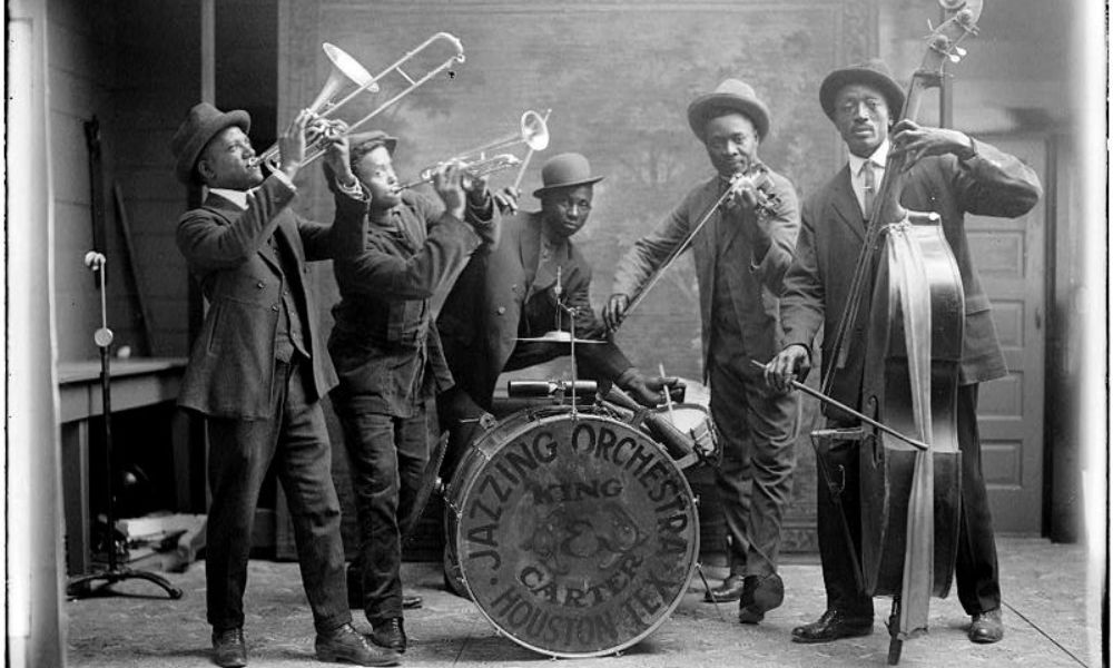 banda de jazz tocando en vivo en la radio