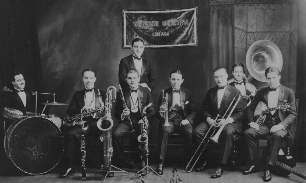 orquestra tocando en vivo en la radio