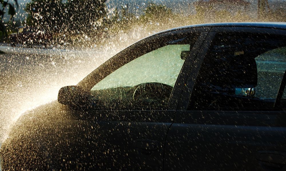 auto manejando en la lluvia