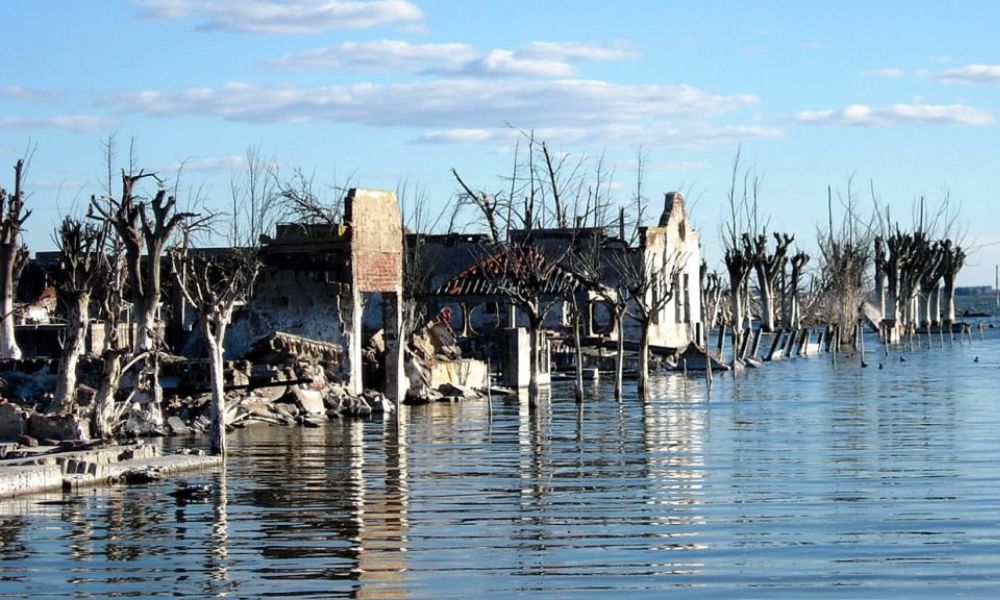 pueblo inundado bajo el agua