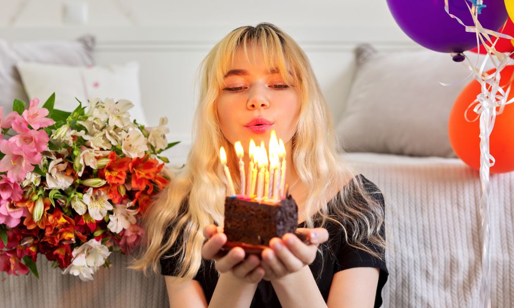 cumplañera adolescente soplando las velitas