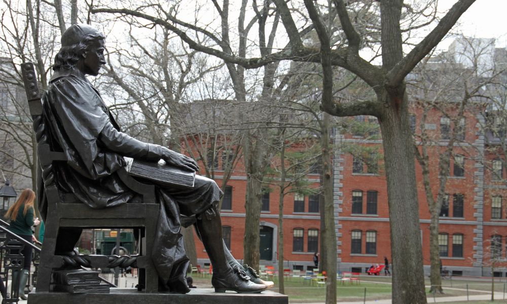 estatua de john harvard