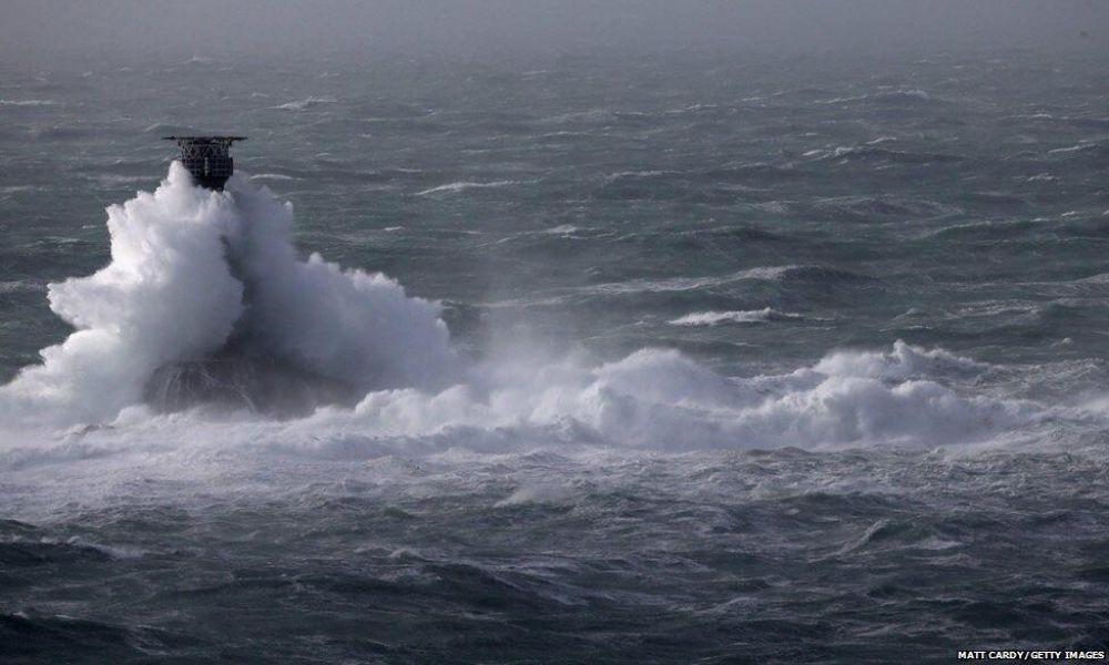 El faro Bishop Rock durante una tormenta.