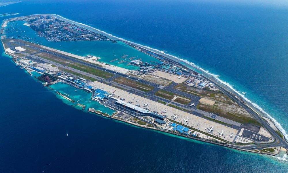 El mar que rodea al Aeropuerto Internacional de Velana.