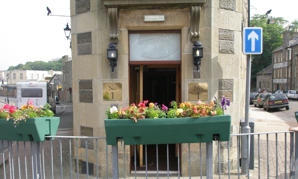 Flores en la entrada de la calle más corta del mundo. 