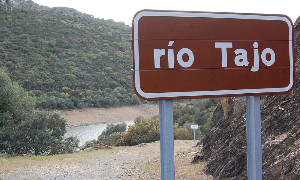 Cartel con el nombre del río más largo de España.