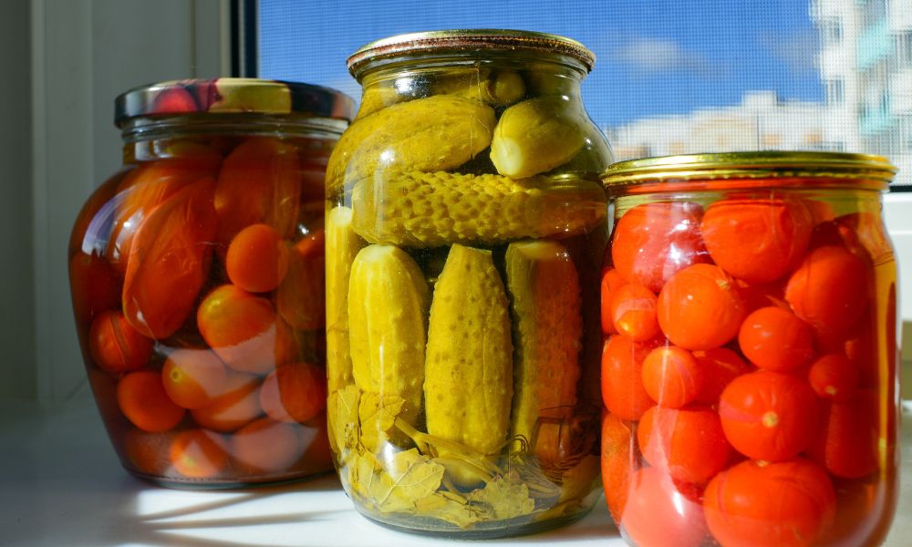 pickles tarros de encurtidos: pepinillos, tomates