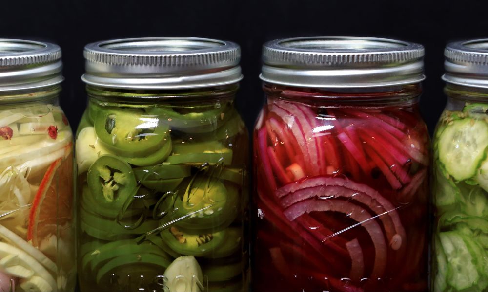 pickles de distintos tipos: cebolla, jalapeños, pepino