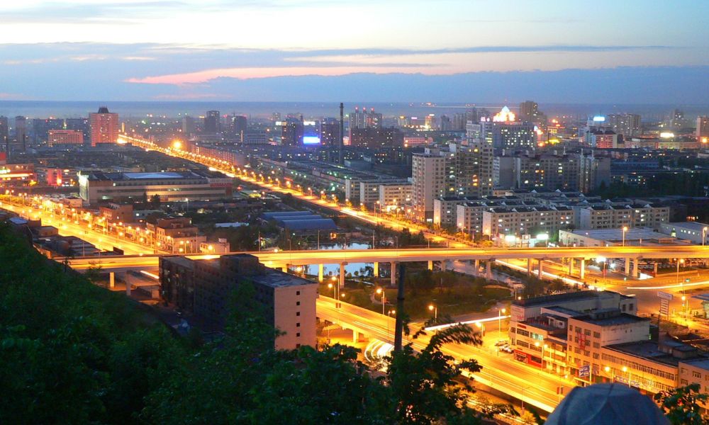 La ciudad más alejada del mar, de noche.