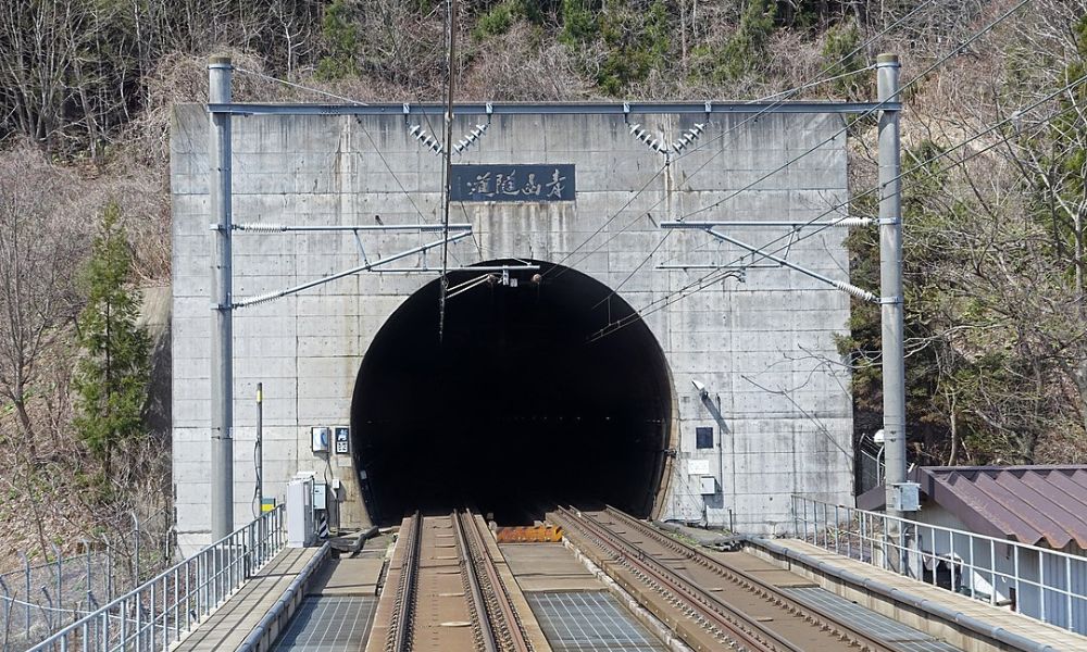 Uno de los ingresos al túnel submarino más profundo del mundo.