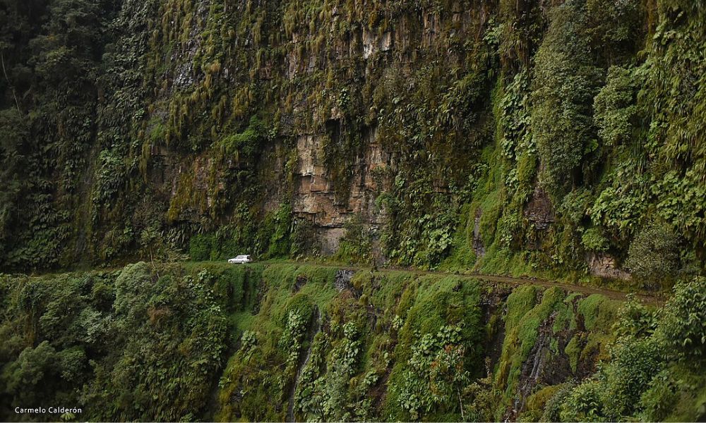 Un vehículo en la Ruta de la Muerte de Bolivia.