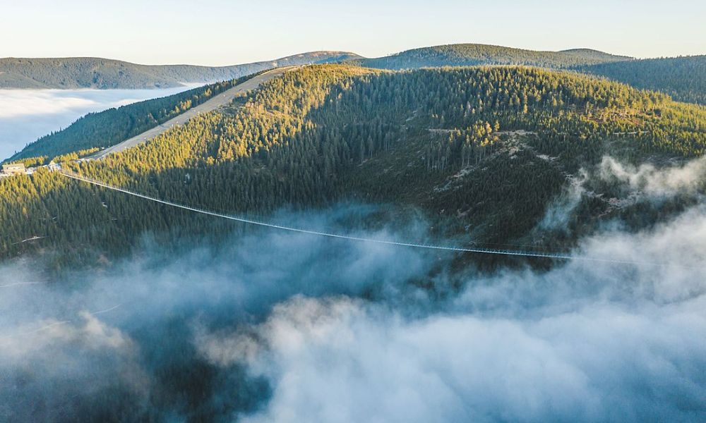 El puente peatonal más largo del mundo entre las nubes.