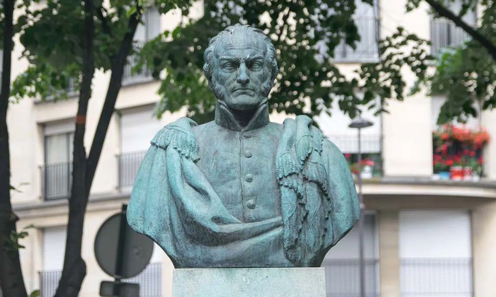 Busto de Artigas en la Plaza del Uruguay, en París